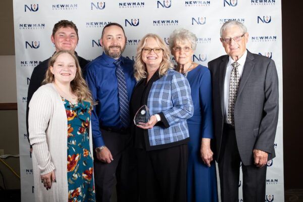 Mary Carter (center) gathers with her family members during the 2022 Alumni Awards and Beata Benefactors Banquet April 19.