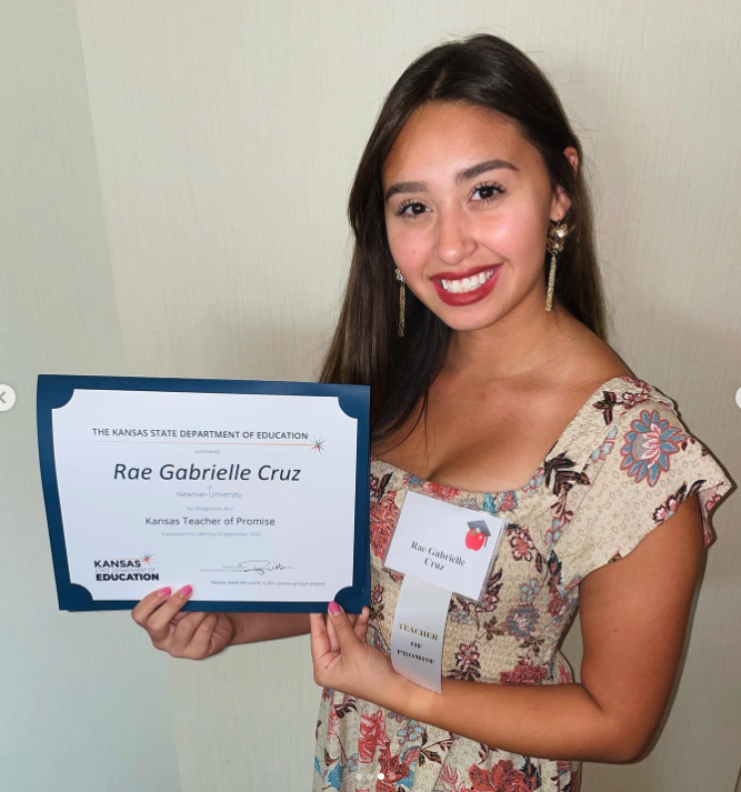 Senior Rae Gabrielle Cruz receives Teacher of Promise Award Newman Today