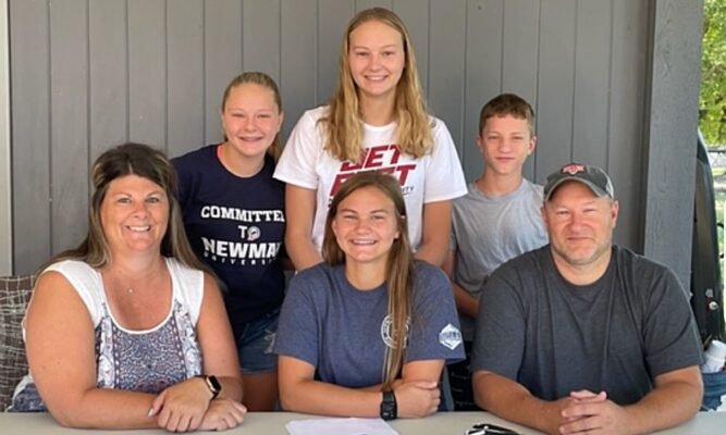 Haleigh Pearson (front, center) and family (Courtesy photo)