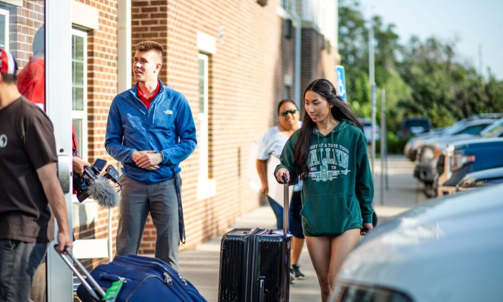 Malie Noda (right) during move-in day.