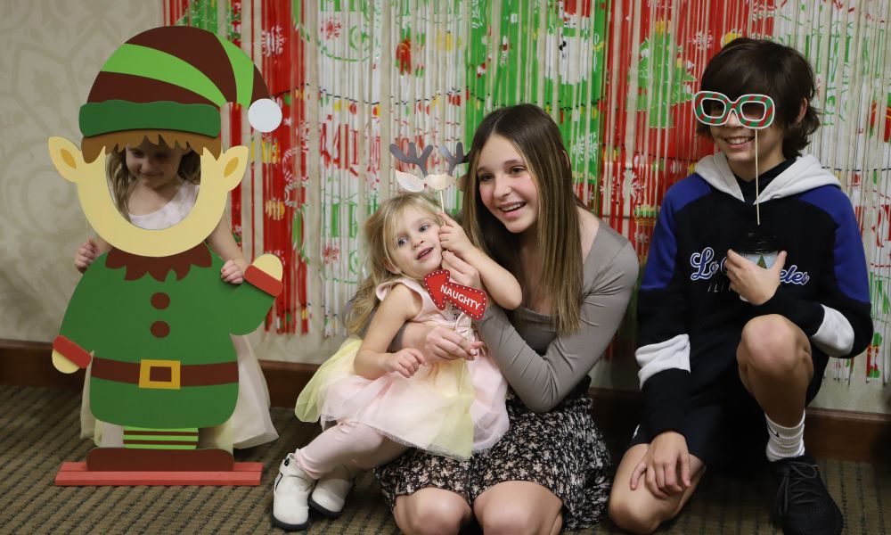 An alumni Christmas party was held in the Tarcisia Roths ASC Alumni Center, complete with a festive photo booth.