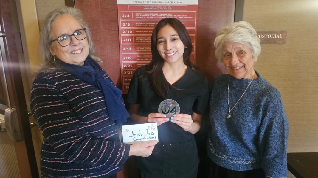 2026 medallion hunt winner Nunez-Palomares (center) holding medallion
