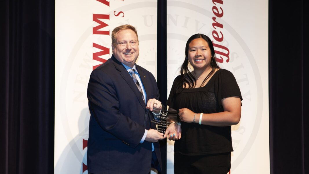 Le receives the Robbi and Larry Heck Outstanding Social Science Student Award.